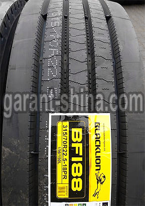 Blacklion BF188 (рулевая) 315/70 R22.5 156/150L 18PR - Фото протектора с этикеткой вблизи